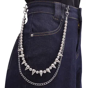Dettaglio catena per pantaloni punk a doppio strato con perline e borchie metalliche