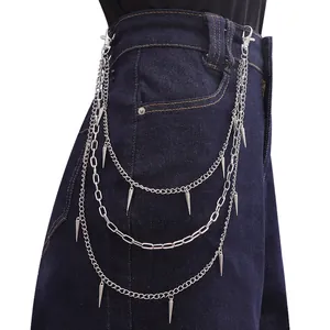 Cadena de cintura punk plateada de tres capas con colgantes de púas en jeans