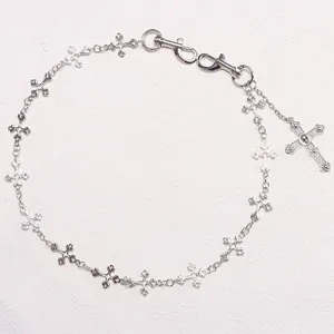Detail van hip-hop heupketting met gotische kruisen en een schedel hanger detail