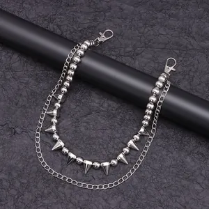 Catena doppia per pantaloni in metallo argento con borchie e chiusure a moschettone