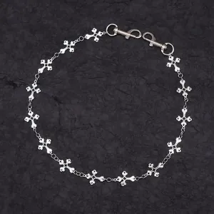 Gothic zilveren broekketting met gegraveerde kruisschakels en dubbele metalen veerhaken