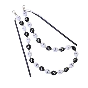 Collier de remise de diplôme fait main avec perles en cœur noires et blanches et ruban