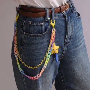Detail einer bunten Acryl-Hosenkette mit mehrlagigen Gliedern und gelbem Sternanhänger