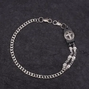 Detail der gotischen Hosenkette mit silbernen Totenköpfen, Lederkreuz und Karabiner