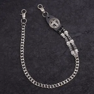 Hosenkette aus Leder im Gothic-Stil mit silbernen Totenkopf-Anhängern und Kreuz-Motiv