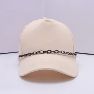 Beige Baseballkappe mit modischer schwarzer Dekokette und Metallring-Akzenten