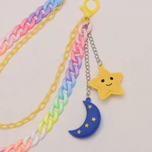 Nahaufnahme der bunten Acryl-Hosenkette mit Smiley-Stern und Mond-Anhänger