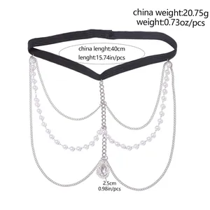 Détail de la chaîne de cuisse multicouche avec pendentif goutte d'eau et perles blanches