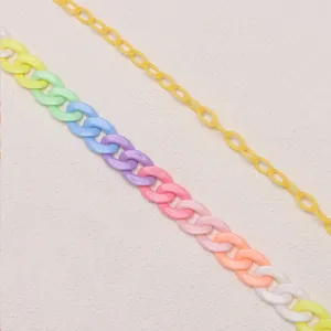 Nahaufnahme der bunten Acryl-Hosenkette mit Farbverlauf-Gliedern und gelben Details