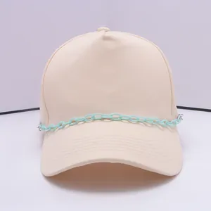 Beige Baumwoll-Baseballkappe mit hellblauer Zierkette und Akzenten aus Metallringen