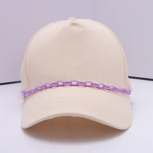Beigefarbene Baumwoll-Baseballkappe mit trendigem hellviolettem Kettenglied-Accessoire am Schirm