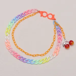 Detailansicht der mehrlagigen Acryl-Hosenkette mit Regenbogen-Gliedern und Kirsch-Anhänger