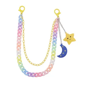 Bunte Acryl-Hosenkette mit lächelndem Stern und Mond Anhängern auf weißem Hintergrund