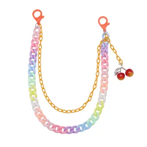 Nahaufnahme der zweischichtigen Acryl-Hosenkette mit Regenbogen-Gliedern und Kirsch-Anhängern