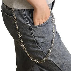 Dettaglio della catena per pantaloni a filo spinato in metallo argento stile punk