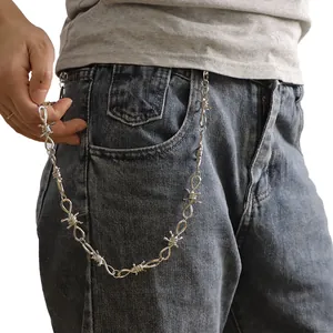 Dettaglio della catena da vita punk in metallo argento con design filo spinato