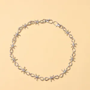 Dettaglio della catena a spine d'argento con doppi fermagli a moschettone in stile punk