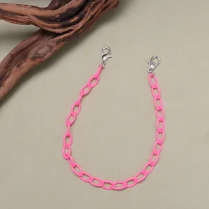 Detailansicht einer leuchtend rosa Kunststoffkette mit silbernen Metall-Karabinerverschlüssen