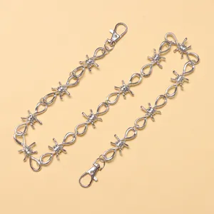 Dettaglio della catena da pantaloni gotica argento con doppi moschettoni