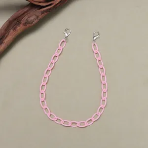 Detailansicht der rosa Kunststoffkette mit silbernen Karabinerverschlüssen für Hüte