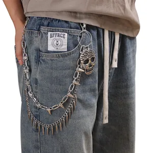 Detail einer schweren Punk-Hosenkette mit großem Totenkopf-Anhänger und Nieten-Elementen