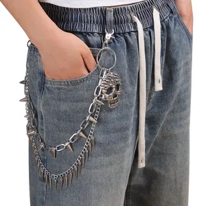Detail der silbernen Punk-Hosenkette mit Totenkopf und Metallspikes auf Jeans