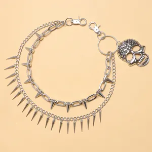 Detail der silbernen Doppel-Punk-Hosenkette mit Nieten und Strass-Totenkopf-Anhänger