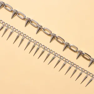 Detailansicht der silbernen Punk-Hosenkette mit spitzen Metall-Kegelanhängern