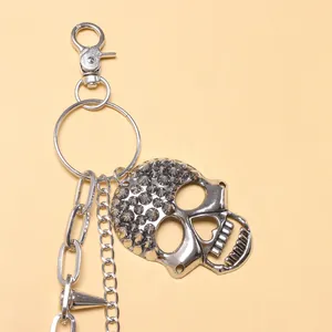 Doppellagige Punk-Hosenkette mit einem stacheligen Totenkopf und silbernen Nieten