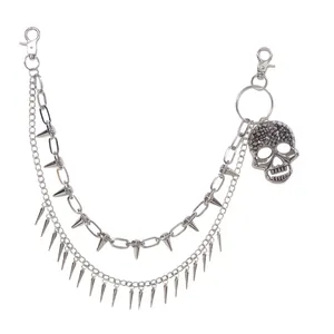 Doppelreihige Hosenkette im Punk-Stil mit schweren Nieten und Totenkopf-Anhänger