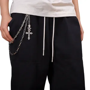Pantaloni cargo neri con catene metalliche multistrato e ciondolo a croce vintage