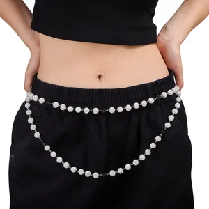 Chaîne de corps double couche argentée avec perles en cristal sur un pantalon noir