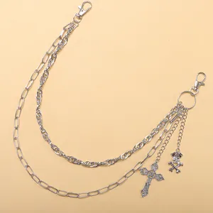 Dettaglio catena da pantaloni hip-hop con ciondoli a croce e teschio in metallo argento