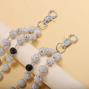 Détail de la chaîne de taille en boules de strass brillants avec fermoir argenté
