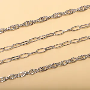 Dettaglio di catene in metallo argento a maglie ovali e intrecciate stile hip hop