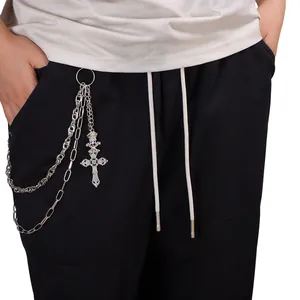 Dettaglio della catena per pantaloni punk argento multistrato con croce e stella gotica
