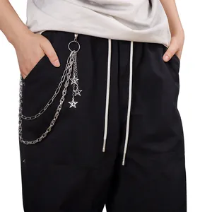Dettaglio della catena per pantaloni punk a più strati argento con ciondoli a stella