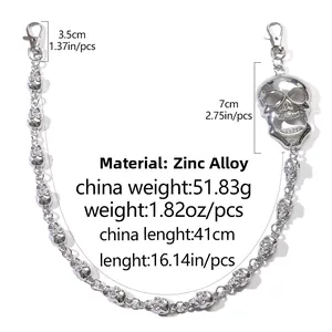 Détail d'une chaîne punk en alliage de zinc avec crânes et fermoirs mousquetons