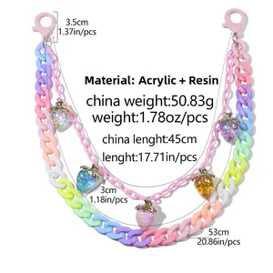 Détail de la chaîne de taille multicouche en acrylique avec pendentif fraise en résine