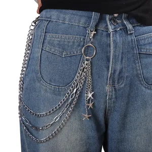 Detailansicht der mehrlagigen silbernen Taillenkette mit Seestern-Anhängern auf Jeans