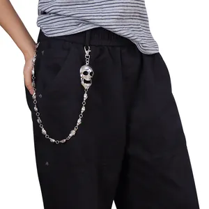 Chaîne de pantalon punk argentée avec pendentif crâne sur un pantalon cargo noir