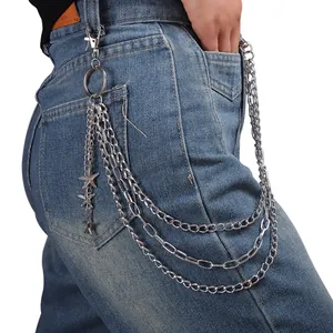 Silberne mehrlagige Taillenkette mit Seestern-Anhängern an blauen Jeans