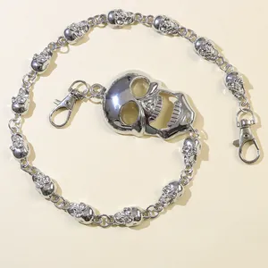 Chaîne de pantalon punk argentée avec grand pendentif crâne et fermoirs mousquetons