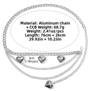 Détail de la chaîne de taille multicouche argentée avec pendentifs cœur et fini métallique