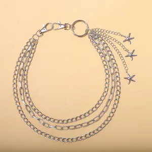 Detailansicht der silbernen mehrlagigen Taillenkette mit Seesternanhängern und Karabinern