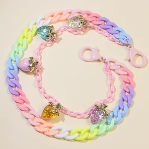 Chaîne de taille double en acrylique avec pendentifs fraises et fermoirs mousquetons