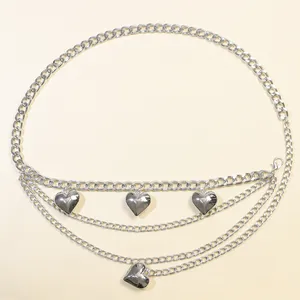 Chaîne de taille multicouche argentée avec pendentifs cœur au style punk chic