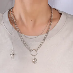 Collana multistrato argento con catena spessa, pendente a globo e stella su modella