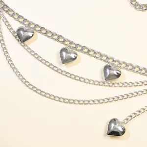 Détail de la chaîne en métal argenté multicouche avec pendentifs cœur polis pour la taille