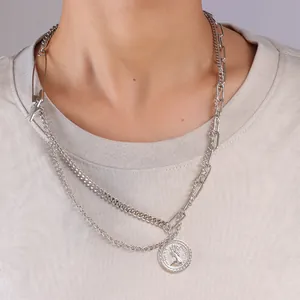 Collana a doppio strato argento con spilla da balia e ciondolo a moneta su modella